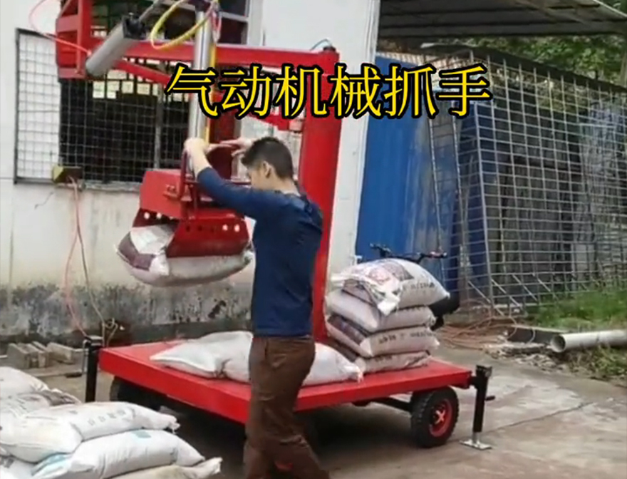 河津市机械抓手青储搬运机图片优点河津市酒糟抓斗机械抓手液压抓沙机械臂搬运